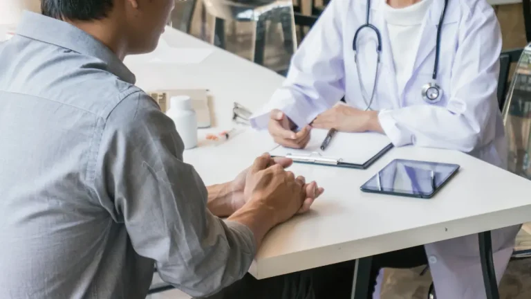 Médico durante uma consulta de avaliação de saúde com um paciente